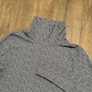 Athleta Women’s L-sleeve Flurry Peak Turtle Neck Top Black White Size Small